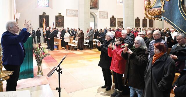 Gehörlose sprechen die liturgischen Texte in Gebärdensprache. Links: Gebärdendolmetsch Maria Schwendenwein von der Arbeitsgemeinschaft der Gehörlosenseelsorge Österreichs.