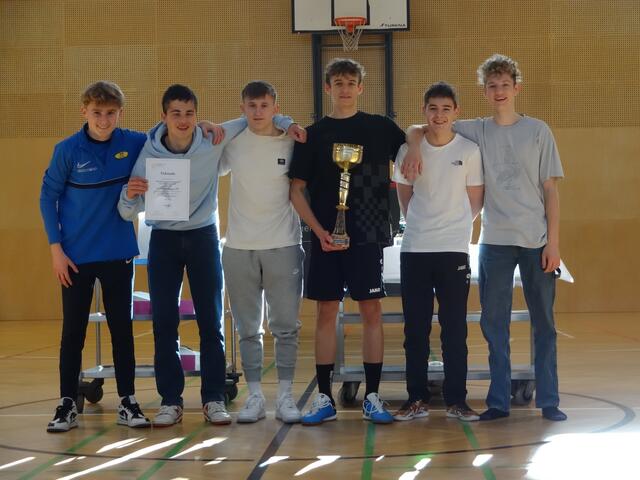 Die Augustinum Allstars vom Bischöflichen Gymnasium und Internat Augustinum gingen in einem dramatischen Finale des Mittelstufenturniers als gefeierter Heimsieger hervor.  | Foto: Bischöfliches Internat Augustinum