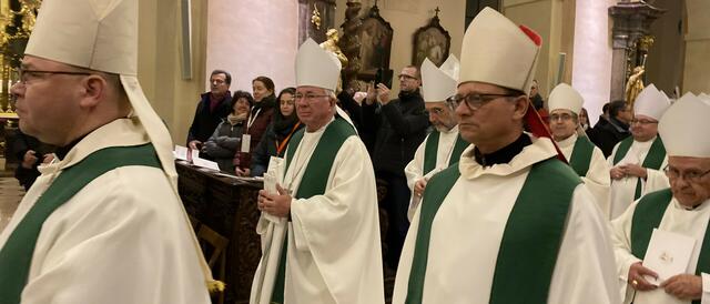 Erzbischof Franz Lackner (l.), hier mit dem Schweizer Bischof Felix Gmür, ist bewusst, dass die Kirche sich verändern wird. | Foto: Rauch