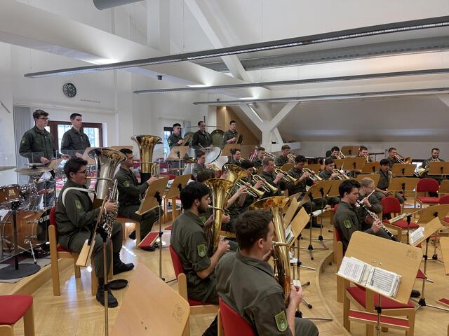 Je nach Auftritt und Aufgabe gliedert sich der Tagesplan der Musiker:innen. | Foto: Carin Müller