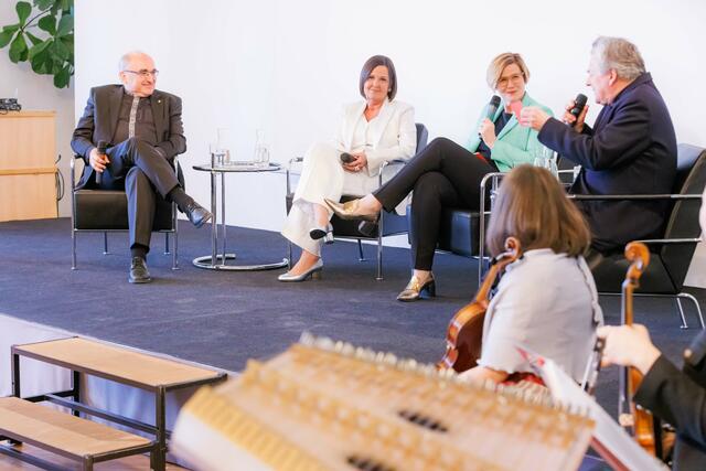 Über religiöse Fragen reden am Podium v. l. Bischof Wilhelm Krautwaschl, Brigitte Annerl, Moderatorin Barbara Krenn und Johannes Silberschneider. | Foto: Gerd Neuhold - Sonntagsblatt für Steiermark