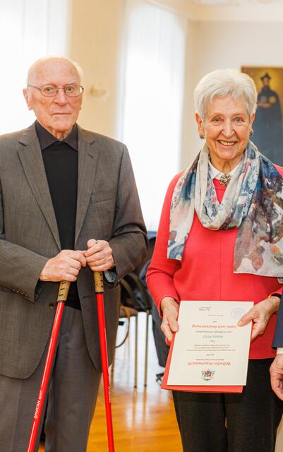 Maria Pölzl, früher Wirtschaftsleiterin im Priesterseminar und jetzt im Haushalt bei Prälat Städtler (links), wurde für 50 Dienstjahre bedankt. | Foto: Neuhold