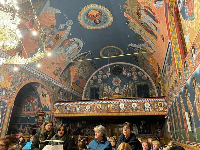 Knittelfeld. Mit der traditionellen Begrüßung „Ping-an!“ wurden Frauen in der rumänisch-orthodoxen Kirche willkommen geheißen. | Foto: privat