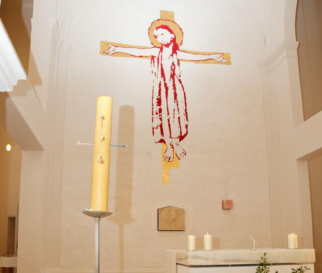 Der Gekreuzigt-Auferstandene (Klaus G. Gaida) und die Osterkerze in der Kirche des Augustinums. | Foto: Neuhold