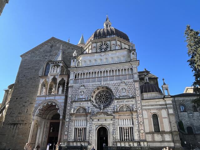 Bergamo. Die Renaissance-Kapelle Capella Colleoni in beengter Situation. Links daneben das Nordportal der Basilica Santa Maria Maggiore. | Foto: Finster