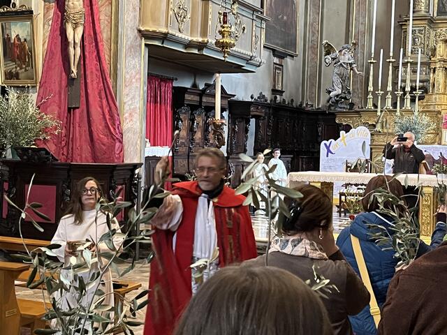 Lovere. Nach der Palmsegnung in der Chiesa di San Giorgio führt die Prozession zum Palmsonntagsgottesdienst in die Basilica di Santa Maria in Valvendra. | Foto: Finster