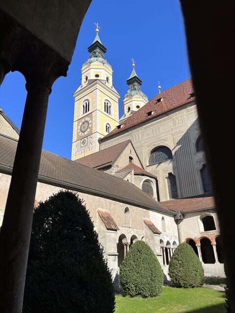 Brixen. Der Domkreuzgang entstand in vorromanischer Zeit und wurde später romanisch und gotisch umgestaltet. Berühmt ist er vor allem wegen seiner gotischen Fresken. | Foto: Finster