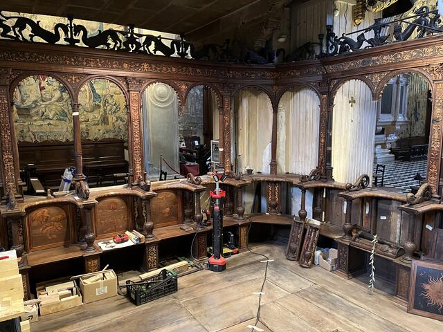 Bergamo. Wie ein Blick in eine „Operation am offenen Herzen“ mutet die Ausstellung zur Renovierung des Chorgestühls aus 1695 im Dom von Bergamo an. | Foto: Finster