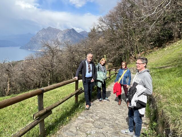 Iseosee. Der Monte Isola („Inselberg“) ist die größte in einem Binnengewässer gelegene Insel in Südeuropa. Die Gipfelwanderung erfreut mit Superblicken auf den Lago. | Foto: Finster
