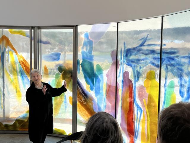 Gais. Mit beeindruckenden Worten erklärt die in Graz und Brixen lebende Künstlerin Anna Rogler-Kammerer ihre Ideen bei der Gestaltung der Glasfenster in der Friedhofskapelle. | Foto: Finster