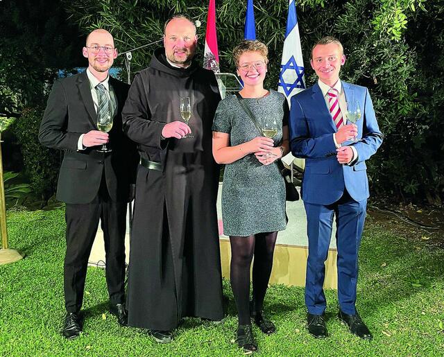 Am österreichischen Nationalfeiertag im Oktober waren Michael Hlavka, Maria Brader und Raphael Pettermann ebenso wie ihr Gastgeber, der neue Abt Nikodemus Schnabel von der Jerusalemer Dor-mitio-Abtei, zu einem Empfang an der österreichischen Botschaft in Tel Aviv geladen.  | Foto: Hlavka