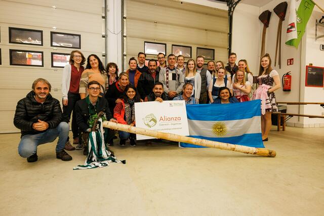 Im Rüsthaus der Feuerwehr Zwaring lernen die Argentinier steirisches Brauchtum kennen.