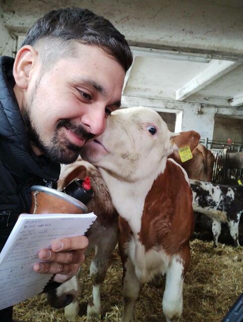 Die Gäste aus Argentinien wurden nicht nur von den Menschen, sondern auch von den Tieren willkommen geheißen. Wie hier der argentinische Rinderbauer Aníbal Frete am Mötschlmeierhof bei Familie Lanzer-Breitfuß in Oberaich in Bruck/Mur. | Foto: Frete