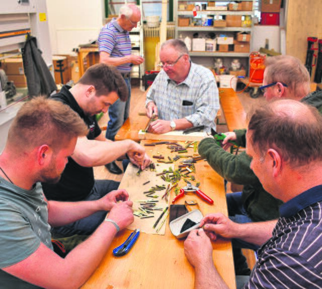 Im Raum Bleiburg gehen die Sänger des MGV Petzen/Loibach von Haus zu Haus, überbringen den Segen des hl. Florian und schenken den Einwohner:innen selbstgemachte Kreuze, welche aus den gesegneten Palmbuschen des aktuellen Jahres gemacht werden. | Foto: MGV Petzen/Loibach 