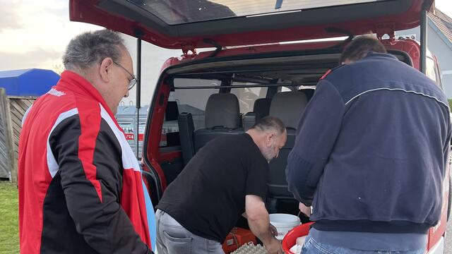 Die gesammelten Eier werden zum Kirchenwirt gebracht, wo einige schon in der Nacht verspeist werden. | Foto: Foto: FF Kühnsdorf 