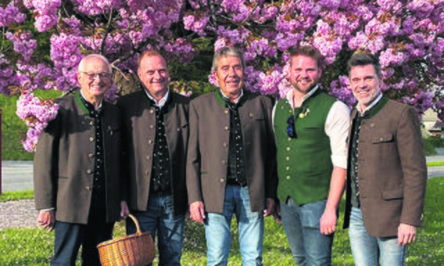 Im Raum Bleiburg gehen die Sänger des MGV Petzen/Loibach von Haus zu Haus, überbringen den Segen des hl. Florian und schenken den Einwohner:innen selbstgemachte Kreuze, welche aus den gesegneten Palmbuschen des aktuellen Jahres gemacht werden. | Foto: Foto: MGV Petzen/Loibach 