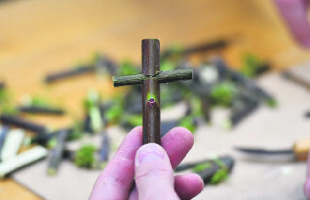 Im Raum Bleiburg gehen die Sänger des MGV Petzen/Loibach von Haus zu Haus, überbringen den Segen des hl. Florian und schenken den Einwohner:innen selbstgemachte Kreuze, welche aus den gesegneten Palmbuschen des aktuellen Jahres gemacht werden. | Foto: Foto: MGV Petzen/Loibach 