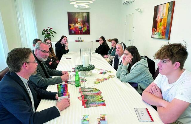 Jugend mit Priestern und Ordensleuten an einem Tisch. | Foto: Franz Josef Rupprecht 
