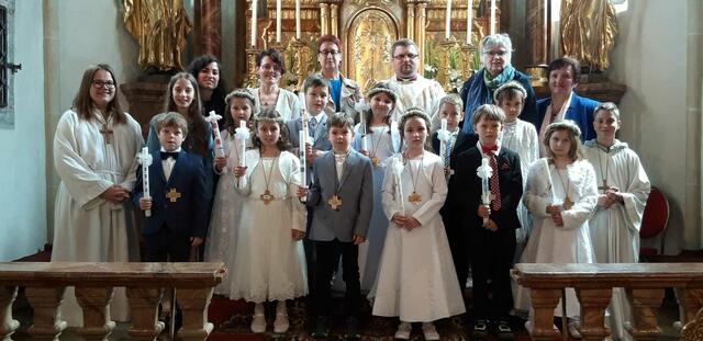 In der Pfarrkirche Kottes mit Pfarrer P. Timotheus Juric kamen 11 Kinder zu ersten Hl. Kommunion aus beiden Pfarren Kottes und Purk. Das Thema „Geborgen in Gottes Händen „ begleitet von der Klassenlehrerin Silvia Hafner- Rosenmaier. Musikalisch gestaltet wurde die Hl. Messe  von den Kindern der Volksschule Kottes mit den Musiklehrerinnen Christine Glaßner und Romy Maier und Solistin Lina Giessriegl. Im Anschluss wurden Alle zur Agape eingeladen, organisiert vom Pfarrgemeinderat Kottes.  | Foto: Fam. Führer