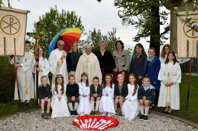 Neun Kinder aus der Pfarre Windhag feierten am Sonntag, den 14.5.2023 das Fest der Hl. Erstkommunion. Unter Begleitung der Trachtenmusikkapelle Windhag zogen die Kinder von der Volksschule ausgehend mit dem Klerus und den Taufpaten in die festlich geschmückte Kirche ein. Mit schwungvollen Liedern wurde der Festgottesdienst, unter dem Thema Regenbogen, von den Schülern und instrumentaler Unterstützung mit Schülern und den Lehrerinnen musikalisch umrahmt | Foto: Franz Wagner