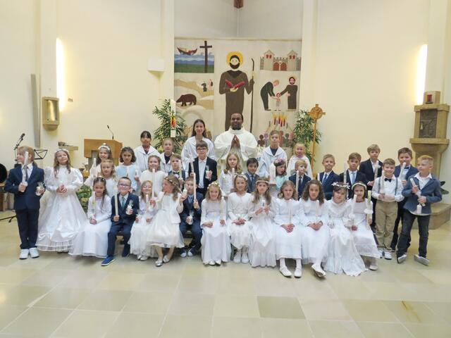 32 Kinder feierten in der Pfarrkirche Tulln-St. Severin das Fest der Erstkommunion. Das Wetter passte leider nicht ganz zum Thema der Erstkommunion „Ich bin ein Sonnenstrahl Gottes“.
Am Ende des Gottesdienstes gab es nach alter Tradition noch den „Severiner Freudensprung“. 
 | Foto: zVg