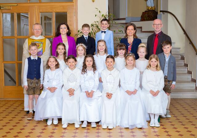26 Erstkommunionkinder empfingen am 14. Mai in Waidhofen an der Ybbs das erste Mal das Sakrament der hl. Eucharistie und sorgten mit ihrem kräftigen Gesang für einen schwungvollen Gottesdienst. Die traditionellen Weggottesdienste hatten, gemeinsam mit dem Religionsunterricht, die Grundlage für die Vorbereitung gebildet.  | Foto: zVg