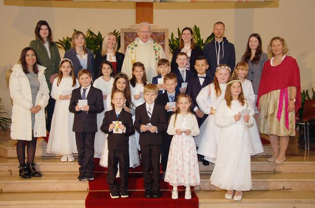 Pfarre Amstetten-Herz Jesu: Erstkommunionkinder mit den Lehrern, Pastoralassistentin Michaela Böldl und Pfarrer P. Hans Schwarzl. | Foto: Herbert Haslinger