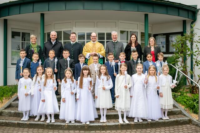 Allhartsberg: 22 Kindern haben am Feiertag Christi Himmelfahrt zum ersten Mal die Hl. Kommunion empfangen.  | Foto: Uschi Wolf