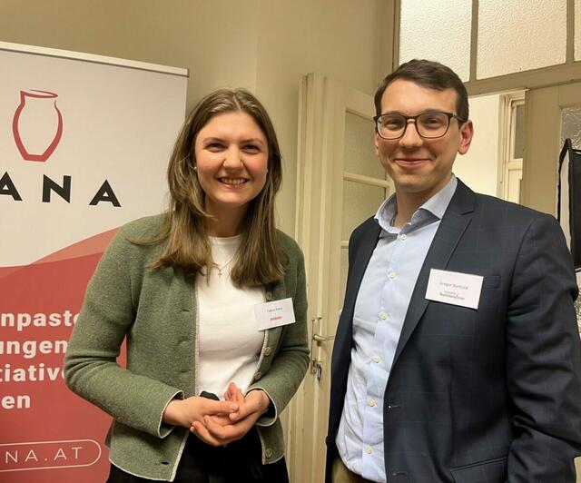 Reger Austausch beim KANA-Treffen. V. l.: Tabea Planz, YoungMissio, und Gregor Bartosik, Referent der Bischofskonferenz. | Foto: ief