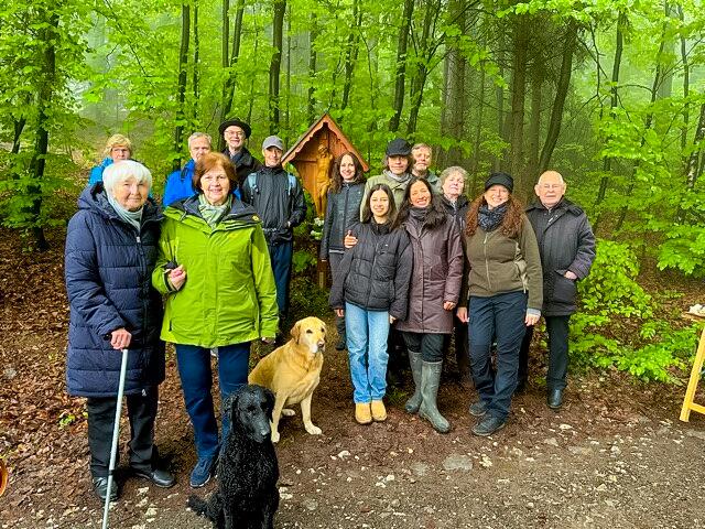 Christus hat keine Hände, nur unsere … Maiandacht beim Fuchsbichler-Wegkreuz im Wald am Plabutsch. | Foto: Fuchsbichler