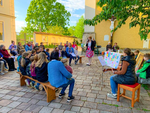 Gabersdorf. Maiandacht der Jungschar auf dem Kirchplatz mit anschließender Agape. | Foto: Maria Prangl