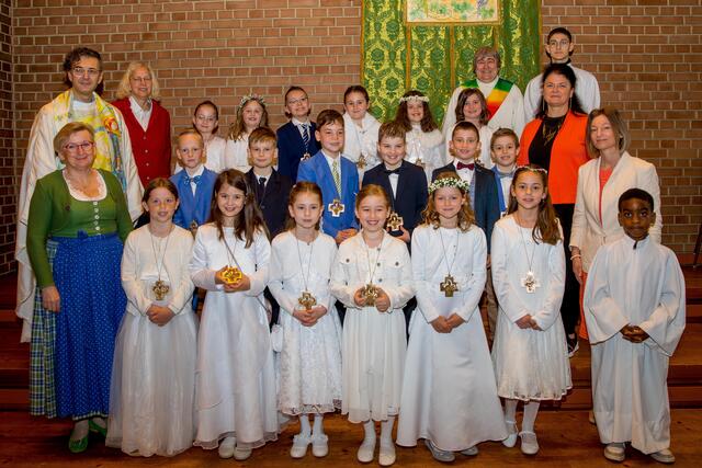 Pfarre Krems St. Paul: 18 Kinder feierten am 18. Mai das Fest der Erstkommunion und erhielten von Pfarrer Mag. Nikolaus Vidovic die Kommunion gespendet. | Foto: Jürgen Übl
