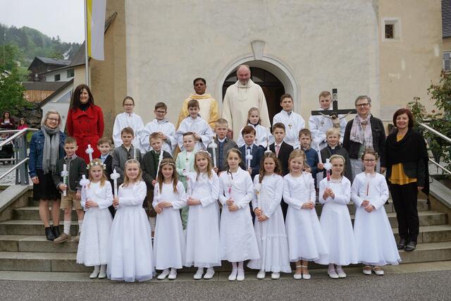 Pfarre Reinsberg: Sie feierten gemeinsam mit ihren Familien, den Paten, der Klassenlehrerin Frau Ingrid Schweigerlehner und Direktorin Gabriele Oelmann, Pfarrer Pater Thomas Neernakunnel, Diakon Robert Plank und der Pfarrgemeinde das Fest der Hl. Erstkommunion unter dem Motto "Gottes LIEBE lässt uns WACHSEN".  | Foto: zVg