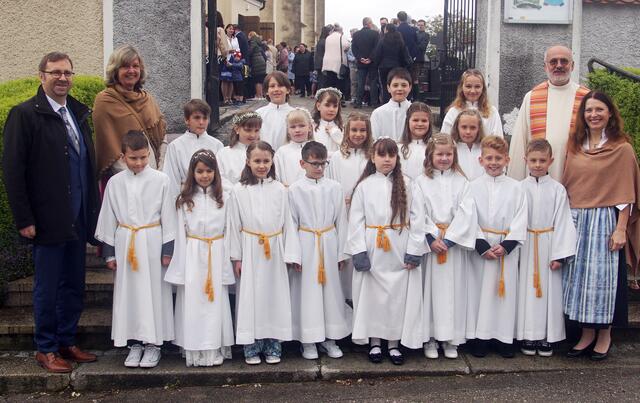 Pfarre Sindelburg: Ein würdiges  Fest der Erstkommunion feierten sieben Knaben und elf Mädchen in der Pfarre Sindelburg am Festtag Christi Himmelfahrt in der Pfarrkirche Sindelburg mit Pfarrer Mag. Manfred Heiderer. | Foto: zVg
