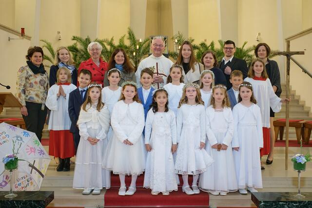 Prinzersdorf: Die Kinder mit Gabi Bamberger, Magdalena Stockinger, Religionslehrerin Christine Butzenlechner, Klassenlehrerin Andrea Mader, Pfarrer Christof Heibler, Direktorin Angelika Rabacher, Religionslehrerin Monika Perger sowie die Organisatoren Armin Haiderer und Silvia Schleifer.  | Foto: Gugerel