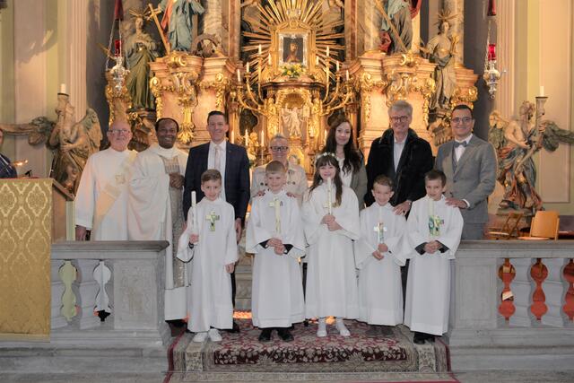 Maria Jeutendorf: Am 14. Mai feierten 5 Kinder ihre Erstkommunion. Die Hl. Messe wurde von Pfarrer Kingsley und Diakon Zach zelebriert!
Von links: Hofbauer Paul, Jurda Max, Jatsola Ariana, Zach Jonathan und Nährer Simon!
 | Foto: zVg