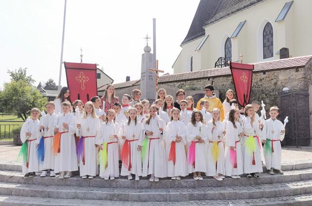 Pfarre Biberbach: 22 Kinder, die das erste Mal zur hl. Kommunion gingen, gespendet von Pfarre P. Florian Ehebruster. 
Die Erstkommunion wurde von REL Lehrerin Rosemarie Schnabl vorbereitet, unter dem Motto „Jesus lässt mich aufblühen“.
Bei der Feier hatten alle Kinder am Gürtel ein Tuch umgebunden, um die vielen bunten Farben der Blumen zu symbolisieren. 
 | Foto: Brigitte Hofschwaiger 