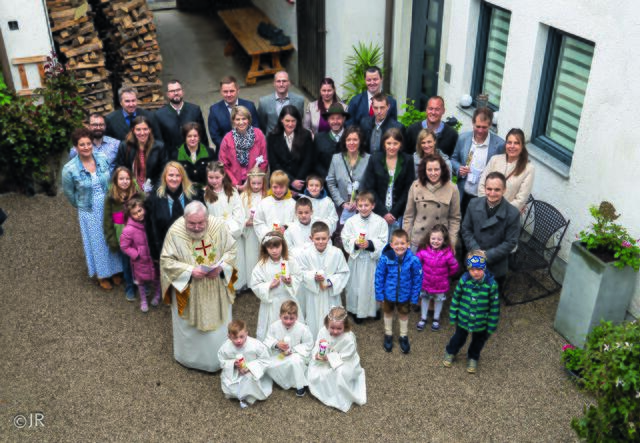 Krenstetten: Erstkommunion mit 11 Kindern, Eltern und Pater Martin Mayrhofer. | Foto: zVg