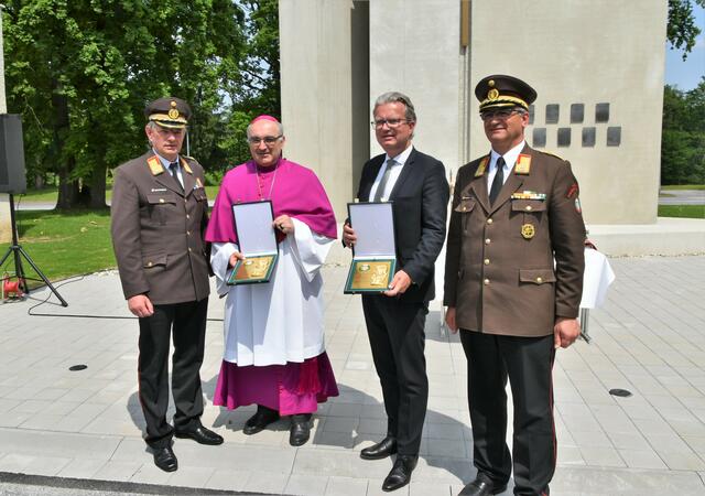 Geehrt. Bischof Krautwaschl und Landeshauptmann Drexler wurden von Landesfeuerwehr-kommandant Leichtfried (links) und seinem Stellvertreter Erwin Grangl (rechts) mit der Florianiplakette in Gold geehrt. | Foto: Gutjahr