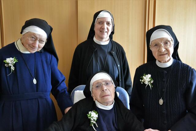 Jubiläum. Im Bild von links: Sr. Kamilla Wiederkum, Sr. Felizitas Vorraber vorne im Rollstuhl, dahinter Generaloberin Sr. Marianne Schuh und Sr. Isabella Matschinegg. | Foto: Vorauer Schwestern