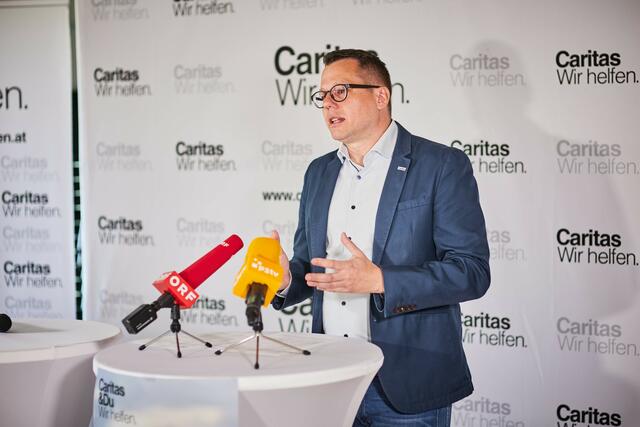 Caritas-Generalsekretär Christoph Riedl präsentierte im Mutter-Kind-Haus die heurige Caritas Haussammlungs-Kampagne: „Die diesjährige Haussammlung der Caritas fällt in eine Zeit der Verunsicherung, der Instabilität und der Unklarheit.”  | Foto: Franz Gleiss