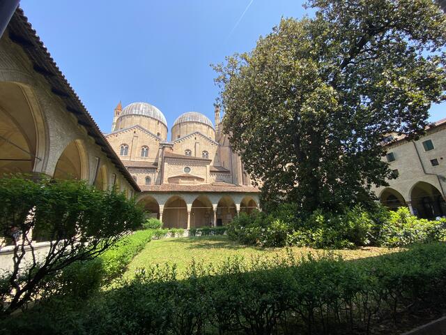 Padua. Vom Kreuzgang der Basilika des heiligen Antonius kann man nur erahnen, wie prachtvoll der Bau von innen sein muss.