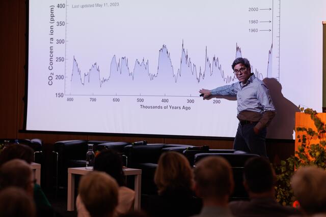 Der Meteorologe Andreas Jäger zeigte in seinem Impuls-Referat eindrücklich den menschengemachten CO²-Anstieg. | Foto: Neuhold