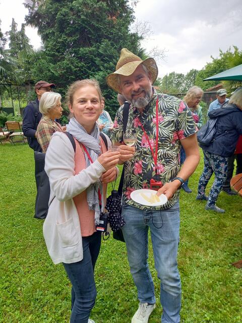 Unsere Reiseleiter. Gartenexperte Roman Malli (rechts) bringt uns die Welt der Flora und Fauna näher. Für ihn steht „Natur im Garten“ im Vordergrund. Kordula Klass (links) begleitet die 
Gartenreise für das Sonntagsblatt.
