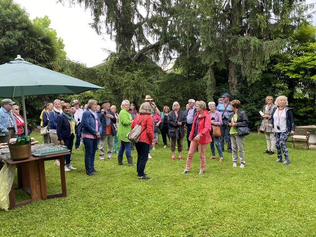 Udine. Bei Udine befindet sich der Privatgarten der ORF-Journalistin Gisela Hopfmüller. Der letzte Garten unserer Reise entpuppt sich als echtes Highlight – dem Wetter zum Trotz.