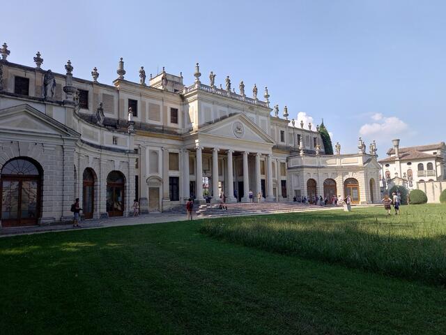Vescovana. Bei der Villa Pisani in Stra trügt der Schein. Das Schloss am Ende des Parks besteht nur aus Fassade.
