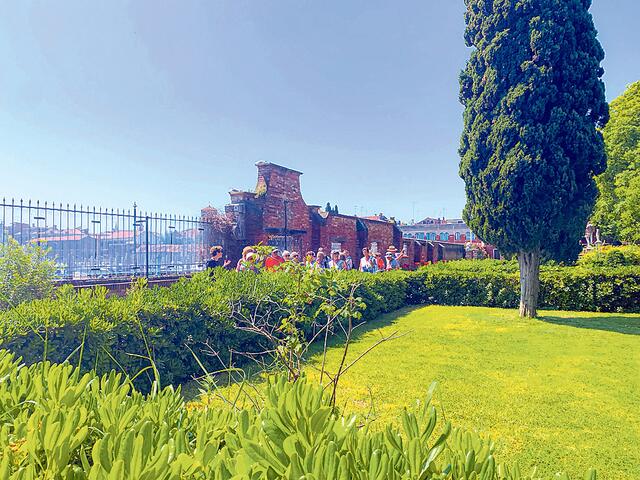 Venedig. Der Garten des Palazzo Contarini dal Zaffo liegt direkt an der Lagune und am Canale Grande.