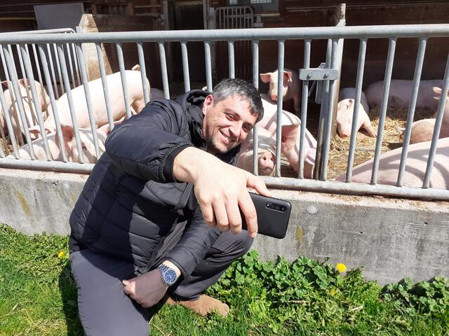 Armen macht ein Selfie im Edelhof | Foto: zVg