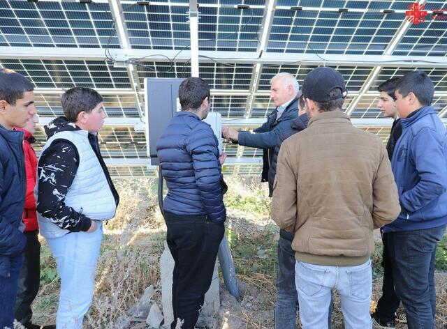 In Armenien lernen, wie Solar-Systeme aufgebaut werden | Foto: Caritas Armenien