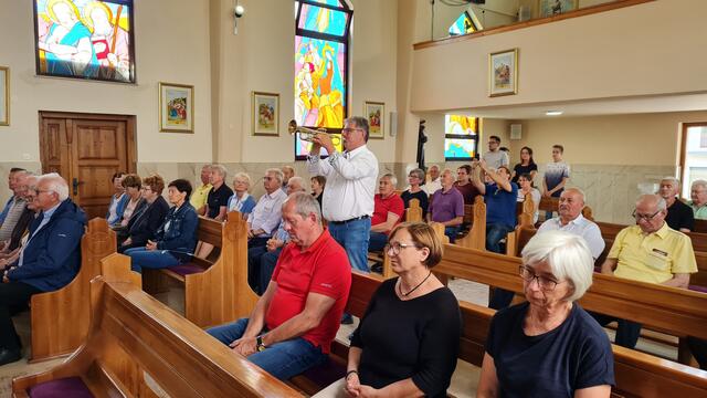 Beim Gottesdienst spielte Luis Kaschowitz auf seiner Trompete das Ave-Maria auch für Bischof Krautwaschl, der seinen Weihetag feierte. | Foto: Pauli
